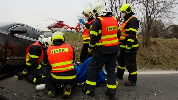 Jeden mrtvý a dva zranění zůstali po nehodě dvou aut na Frýdecko-Místecku